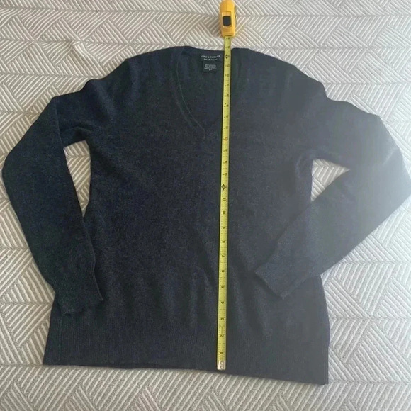Lord & Taylor charcoal Gray cashmere V-neck sweater - Picture 5 of 7